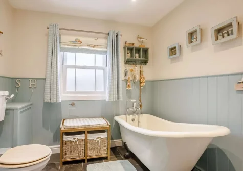 The bathroom at Waters Edge, Appledore