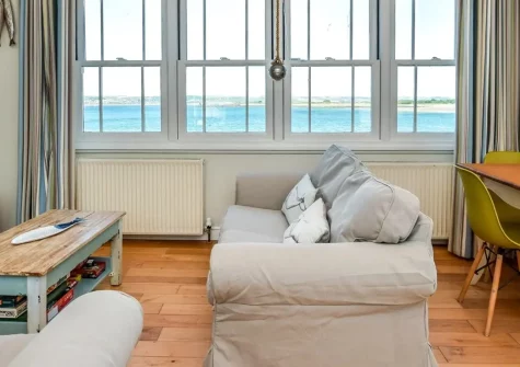Waters Edge, Appledore is a charming three-bedroom waterside cottage with stunning estuary views and private rooftop terrace. Enjoy the unique upside-down layout, explore cobbled village streets, and discover nearby golden sandy beaches.