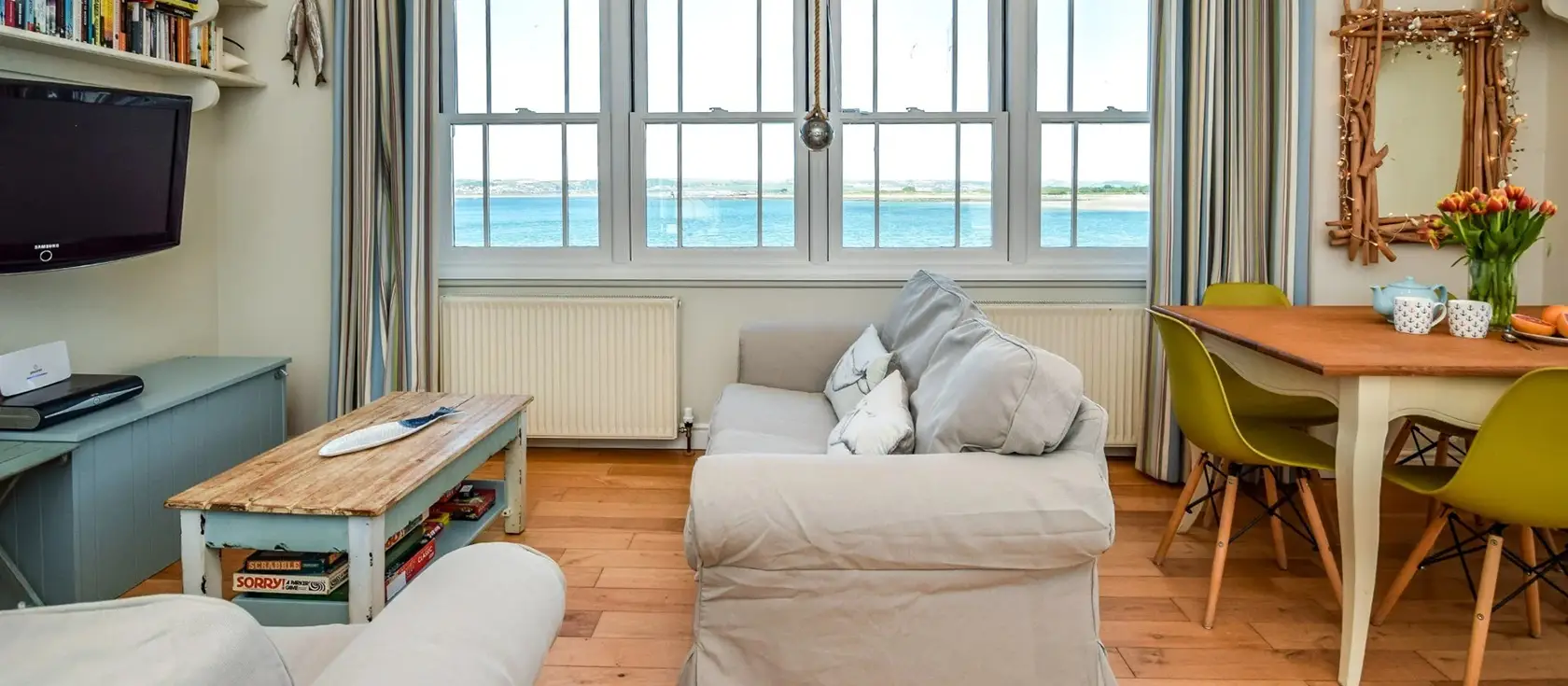 Waters Edge, Appledore is a charming three-bedroom waterside cottage with stunning estuary views and private rooftop terrace. Enjoy the unique upside-down layout, explore cobbled village streets, and discover nearby golden sandy beaches.