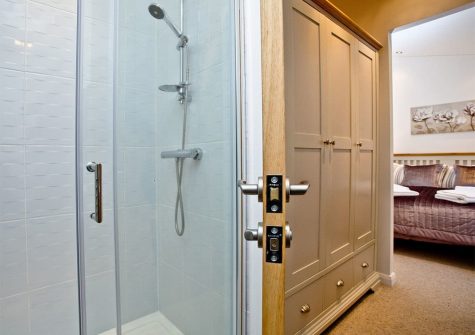 Bedroom #1 en-suite at Waters Edge, Lakeview Manor, Dunkeswell
