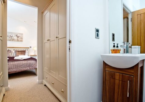 Bedroom #1 en-suite at Waters Edge, Lakeview Manor, Dunkeswell