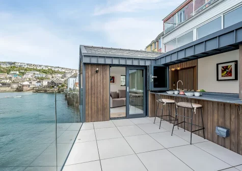 The patio & breakfast bar at Waters Edge, Polruan