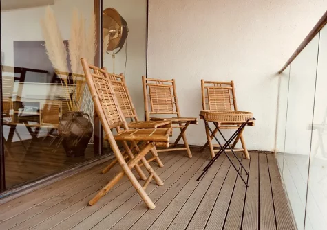 The balcony & outdoor sitting area at Waters Edge Retreat, Westward Ho!