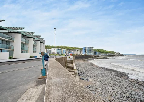 Waters Edge Retreat is in an unrivalled position within walking distance to shops, pubs, restaurants & local amenities