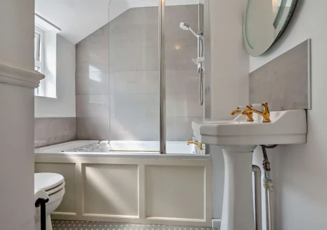 The bathroom at Waterwitch Cottage, Polruan