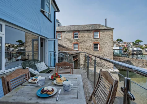 The deced balcony & alfresco dining area at Waterwitch Cottage, Polruan