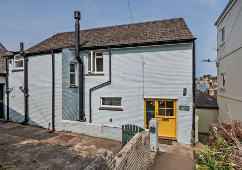 Waterwitch Cottage is perfectly positioned in the heart of Polruan, a traditional fishing village, with easy access to the beach