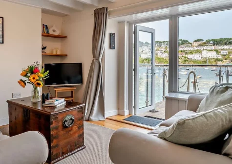 Waterwitch Cottage, Polruan is a charming waterfront retreat with direct beach access & captivating harbour views. This fishing village cottage features a stylish kitchen, cosy wood burner, & private boat mooring - perfect for families and couples.