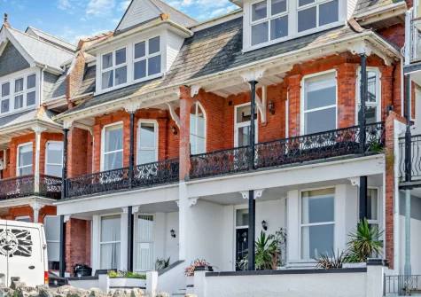 Wave Watchis a stunning townhouse, set over two floors & an enviable seafront location in Newquay