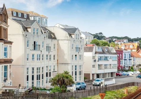 Waves at Great Cliff is a contemporary & spacious two-bedroom third-floor apartment, located right on the seafront with beautiful views