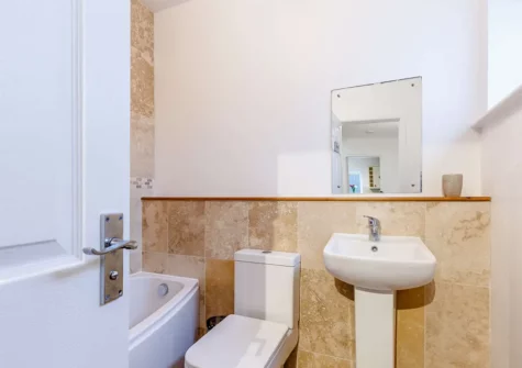 The ground floor bathroom at Waves End, Babbacombe