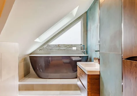 Bedroom #1 en-suite bathroom at Wayfarer, Newquay