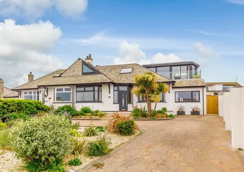 Wayfarer is a stunning, modern stylish property with fantastic sea views, games room & beautiful enclosed garden