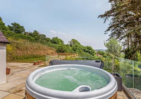 The hot tub & patio at Wayside, Saunton