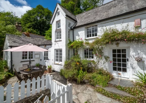 The patio & alfresco dining area at Well Too, Helford