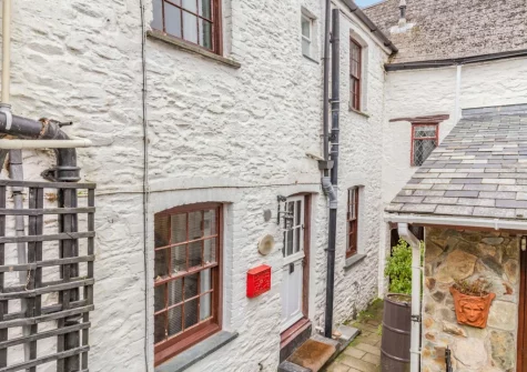 Wenmouth Cottage is a traditional cosy Cornish cottage in the picturesque fishing port of Looe