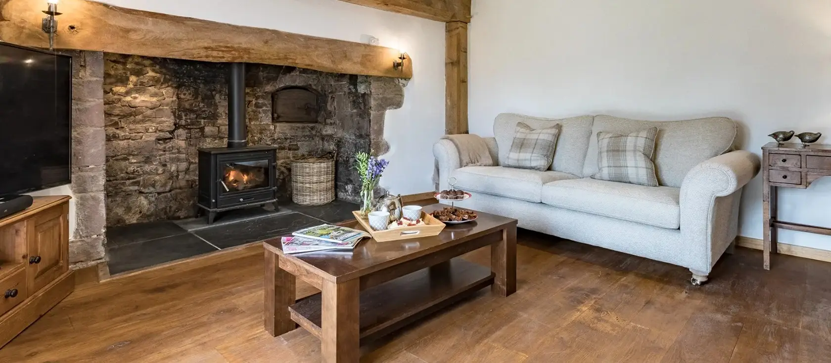West Farleigh Farmhouse, Cadeleigh is a magnificent six-bedroom luxury retreat featuring private hot tub, cinema room, extensive games facilities, and stunning countryside views. Perfect for large groups seeking unforgettable Devon holidays.