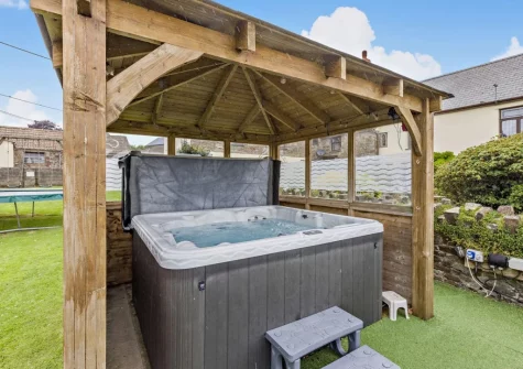 The gaden & hot tub at West Goldsworthy Farm, Horns Cross