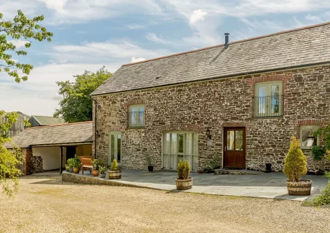 West Pennicknold Barn is a superbly renovated former threshing barn with magnificent country views & games barn