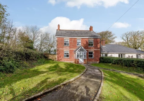 West Wonford House is a stunning detached house located in a quiet & secluded spot surrounded by picturesque farmland