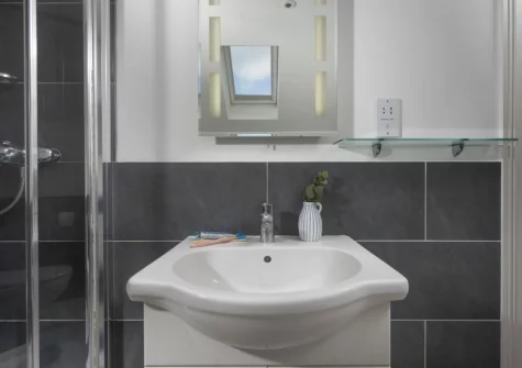 Bedroom #1 en-suite bathroom at Westaway House, Trelights