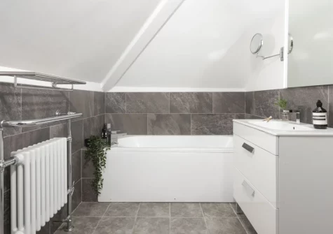 Bedroom #2 en-suite bathroom at Westaway House, Trelights