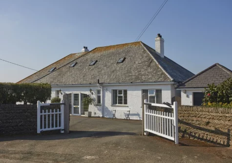 Westaway House offers superb accommodation for a group or large family to enjoy a coastal holiday in all seasons