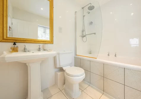 Bedroom #1 en-suite at Westfield, Newton Ferrers