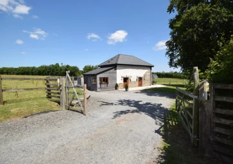 Weston Farm Barn is situated on the edge of the peaceful hamlet of East Knowstone & within 3 kilometres of a popular 13th-century inn