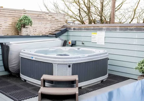 The hot tub & decked patio at Westward Breakwater, Westward Ho!