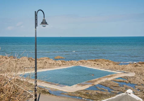The sea pool & sea view from the patio & outdoor sitting area at Westward Home!, Westward Ho!