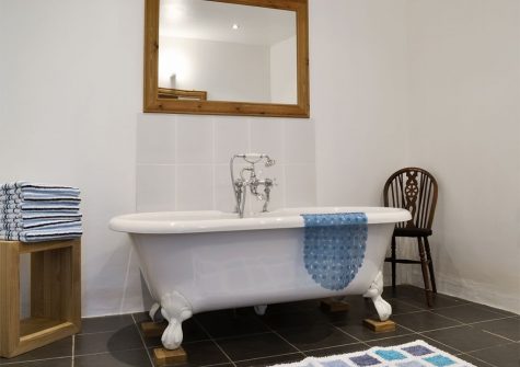 The bathroom at What a Beauty, Higher Churchtown Farm, Tresmeer