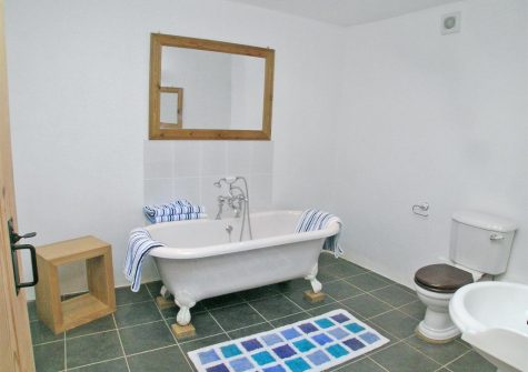 The bathroom at What a Beauty, Higher Churchtown Farm, Tresmeer