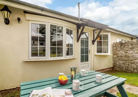 The alfresco dining area at White Cloud Cottage, Brixham