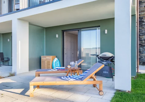 The ground-floor patio & garden at White Dunes, Constantine Bay