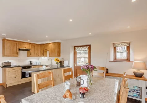 The kitchen & dining area at White Park, Launceston