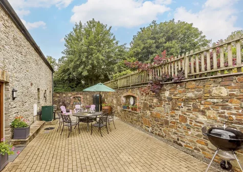 The private patio, barbecue & alfresco dining area at White Park, Launceston