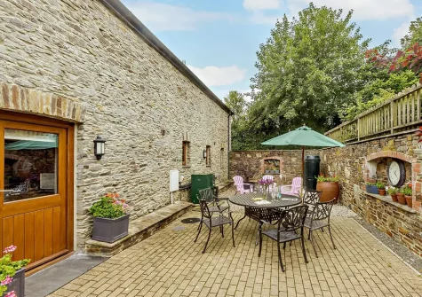 The private patio, barbecue & alfresco dining area at White Park, Launceston