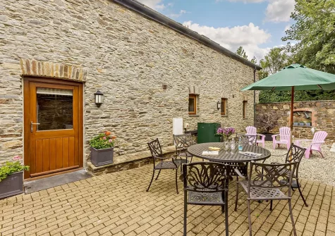 The private patio, barbecue & alfresco dining area at White Park, Launceston