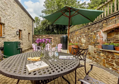 The private patio, barbecue & alfresco dining area at White Park, Launceston