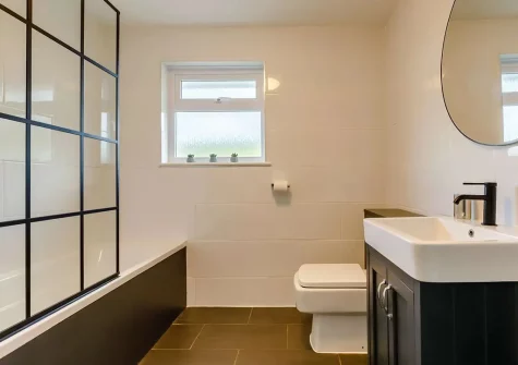 The bathroom at Whitestone Farm, Lee