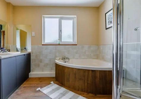 The bathrrom at Wildwood, Bude