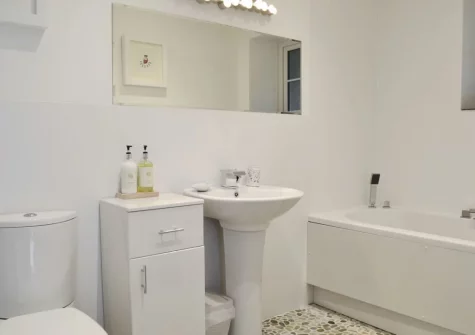 Bedroom #1 en-suite bathoom at Willow Barn, Polmassick