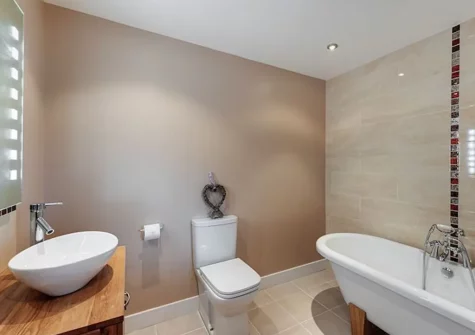 Bedroom #1 en-suite at Willow Lodge, South View Lodges, Shillingford St George