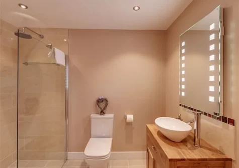 Bedroom #1 en-suite at Willow Lodge, South View Lodges, Shillingford St George