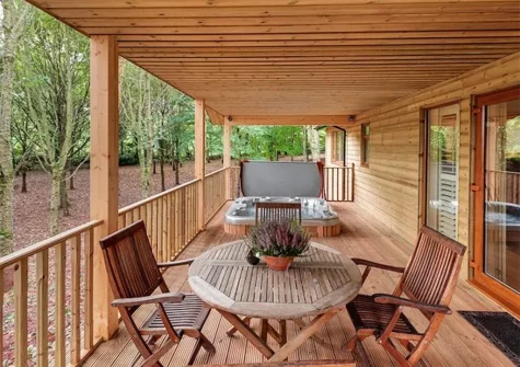The decked balcony & alfresco dining area at Willow Lodge, South View Lodges, Shillingford St George