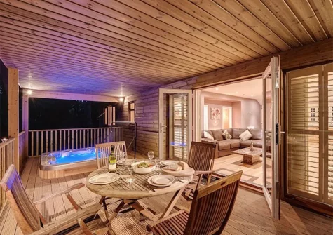 The decked balcony & alfresco dining area at Willow Lodge, South View Lodges, Shillingford St George