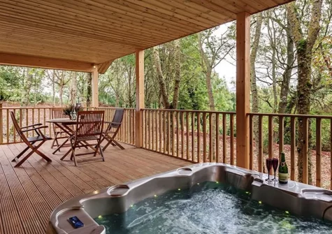 The decked balcony & hot tub at Willow Lodge, South View Lodges, Shillingford St George