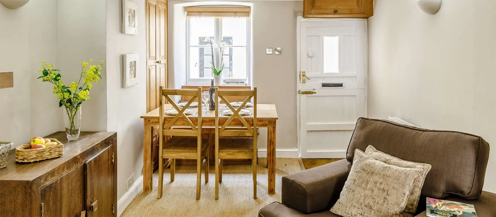 Wisteria Cottage, Topsham is a quaint 2-bedroom cottage with modern comforts, ideal for family getaways in Devon. Surrounded by scenic landscapes, it's ideal for walking and cycling, offering access to Exeter's cathedral city and Exmouth's beaches.