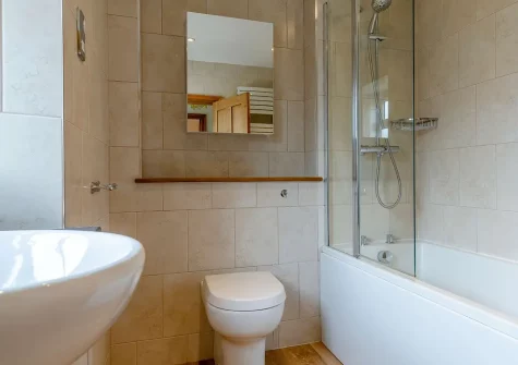 The bathroom at Withymore Cottage, Malborough